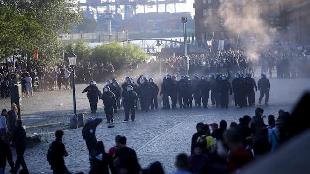 Des policiers affrontent des manifestants anti-G20 à Hambourg, en Allemagne