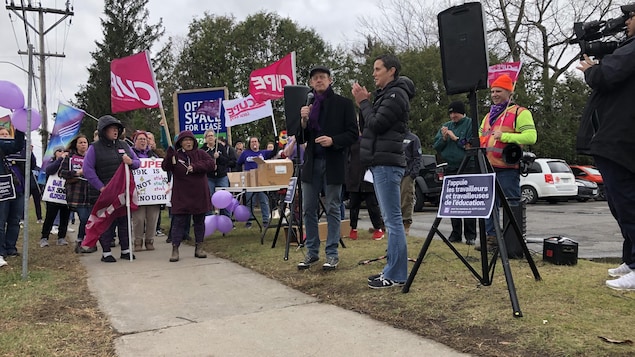 Manifestation en solidarité avec les travailleurs en éducation à Ottawa