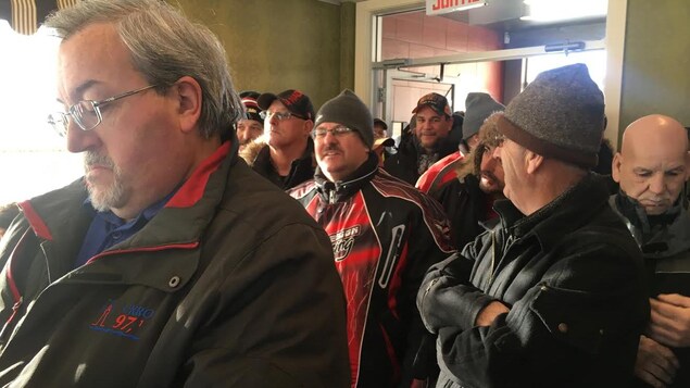 Les manifestants ont assisté calmement à l'annonce du député Cormier, à Tracadie. Les manifestants ont assisté calmement à l'annonce du député Cormier, à Tracadie.