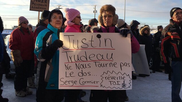 Des manifestantes adressent un message aux élus fédéraux. Des manifestantes adressent un message aux élus fédéraux.