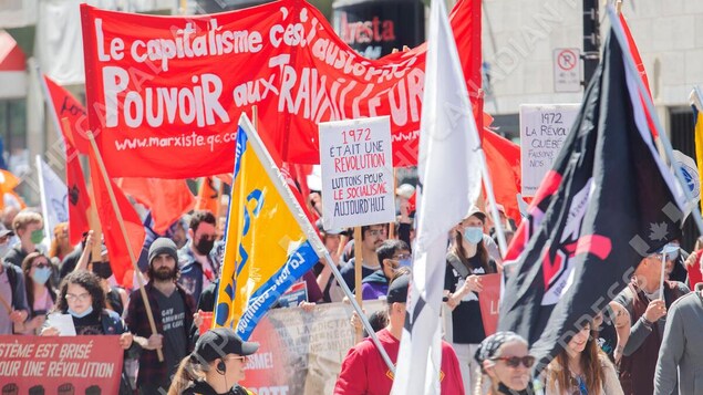 2022 年 5 月 1日國際勞動節之際，加拿大的抗議者們走上街頭，要求提高工資和改善工作條件。
