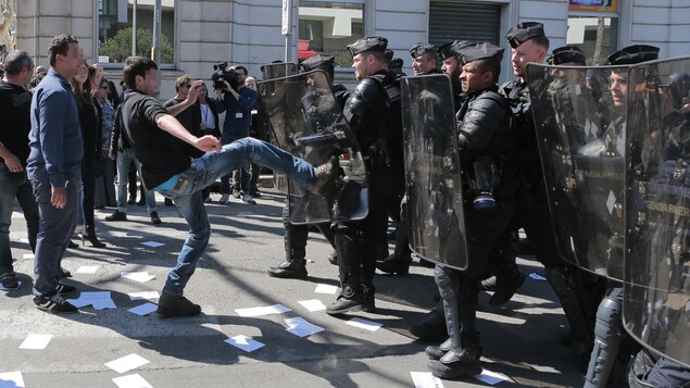 Une cinquantaine de manifestants ont perturbé le rassemblement de campagne de Marine Le Pen, à Ajaccio, le 5 avril 2017.