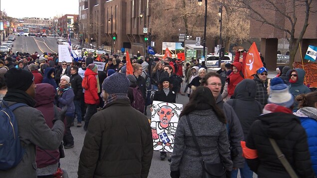Des dizaines de manifestants dans la rue Des dizaines de manifestants dans la rue