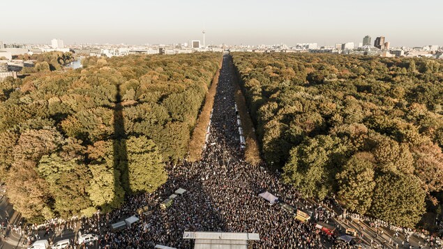 Des milliers de personnes convergent sur la rue qui traverse le Tiergarten de Berlin dans le cadre d'une manifestation antiraciste. Des milliers de personnes convergent sur la rue qui traverse le Tiergarten de Berlin dans le cadre d'une manifestation antiraciste.