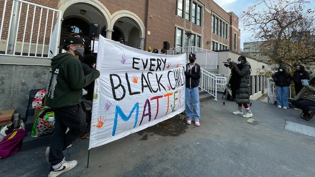 Des parents et des élèves torontois manifestent contre le racisme