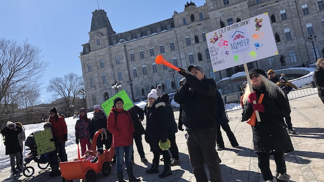 Des manifestants devant l'Assemblée nationale, à Québec