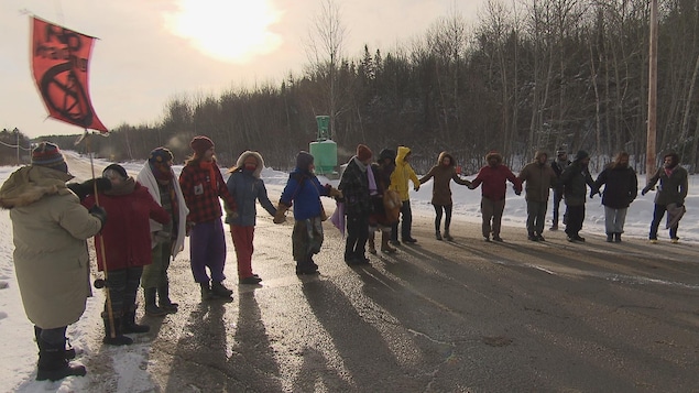 Manifestation d'un groupe d'Autochtones près du port de Grande-Anse