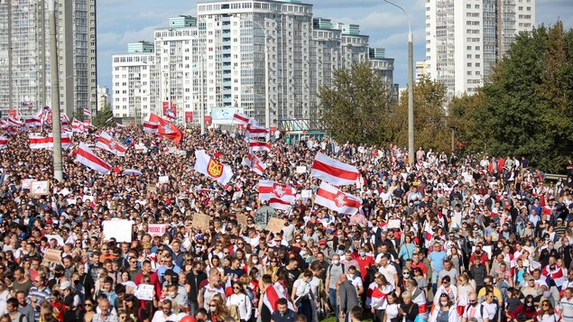 Des dizaines de milliers de manifestants marchent dans les rues de Minsk.