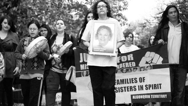 Bridget Tolley lors d'une manifestation Bridget Tolley lors d'une manifestation
