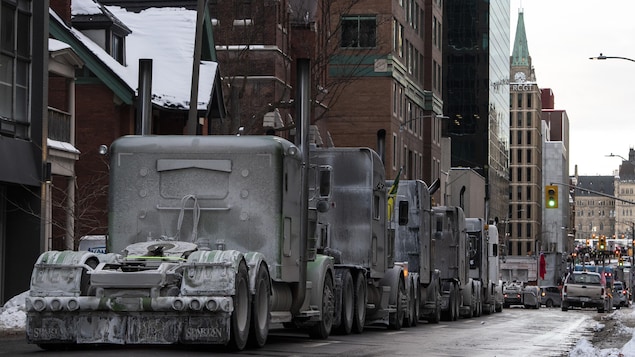 À Ottawa, les députés reviennent tandis que des manifestants refusent de partir