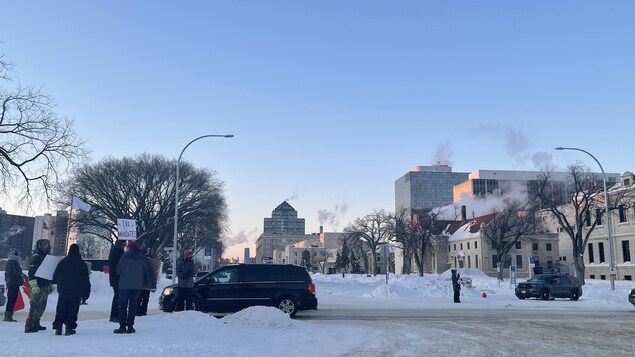 Les manifestants devant le Palais législatif de Winnipeg ont quitté les lieux