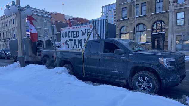 Un camion stationné avec une pancarte "United we stand".
