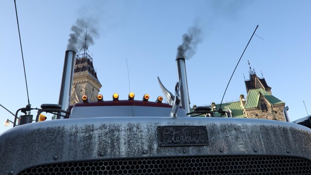 L'avant d'un camion avec, en toile de fond, le parlement d'Ottawa.