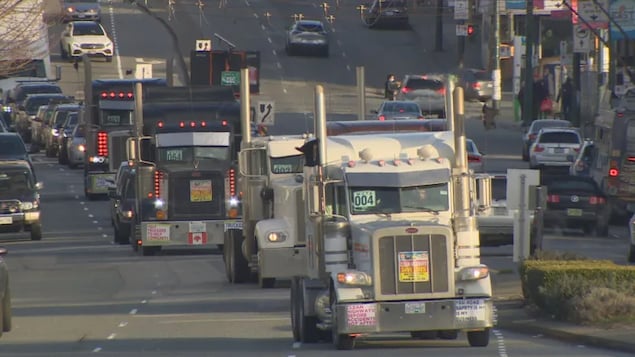 Un convoi de camionneurs pour dénoncer le manque d’entretien des autoroutes en C.-B.