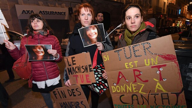 Des manifestantes brandissent des photos de Marie Trintignant devant une salle de concert de Montpellier où allait se produire le chanteur Bertrand Cantat, le 12 mars 2018. Des manifestantes brandissent des photos de Marie Trintignant devant une salle de concert de Montpellier où allait se produire le chanteur Bertrand Cantat, le 12 mars 2018.