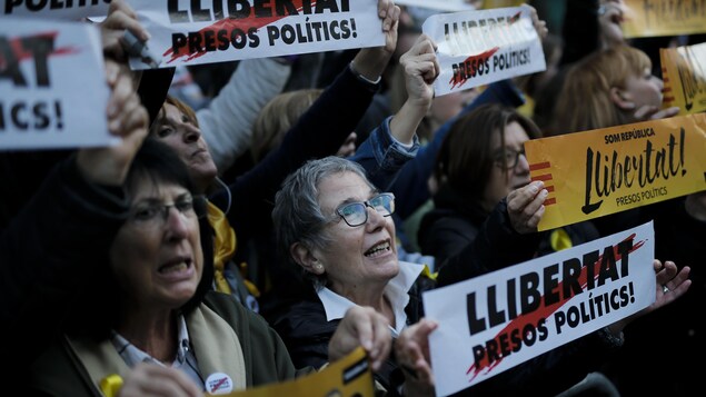 Des femmes participant à la manifestation dans les rues de Barcelone Des femmes participant à la manifestation dans les rues de Barcelone