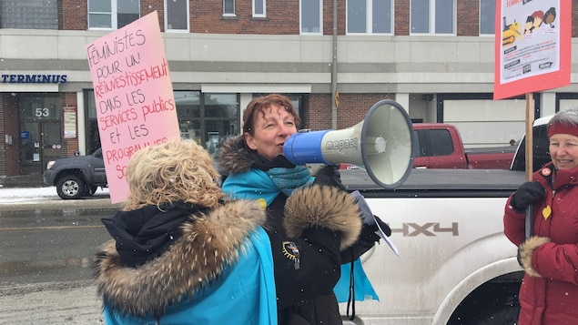 Des manifestantes, dont une avec un porte-voix. Des manifestantes, dont une avec un porte-voix.
