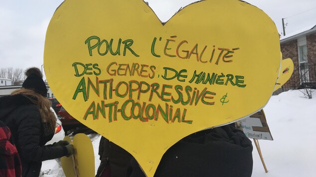 Une affiche dans une manifestation indique « Pour l'égalité des genres, de manière anti-opressive et anti-coloniale ». Une affiche dans une manifestation indique « Pour l'égalité des genres, de manière anti-opressive et anti-coloniale ».