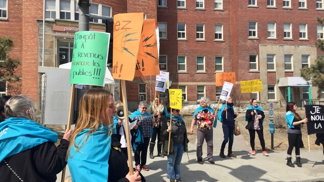 Les femmes se sont fait voir devant le centre hospitalier de Rouyn-Noranda. Les femmes se sont fait voir devant le centre hospitalier de Rouyn-Noranda.