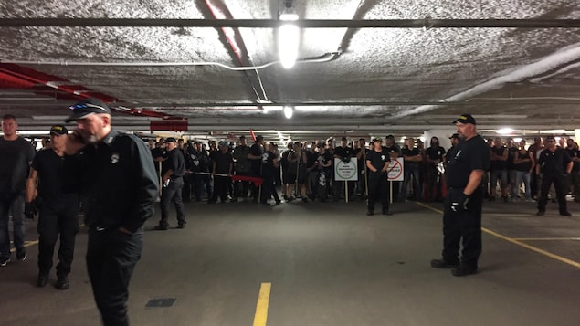 Environ 600 membres de La Meute attendent dans un stationnement. Environ 600 membres de La Meute attendent dans un stationnement.