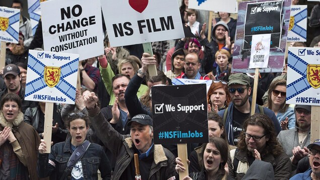 L'acteur John Dunsworth, des «Trailer Park Boys», est aperçu au centre d'un groupe de manifestants de l'industrie cinématographique et télévisuelle, le 11 mai 2015 à Halifax.