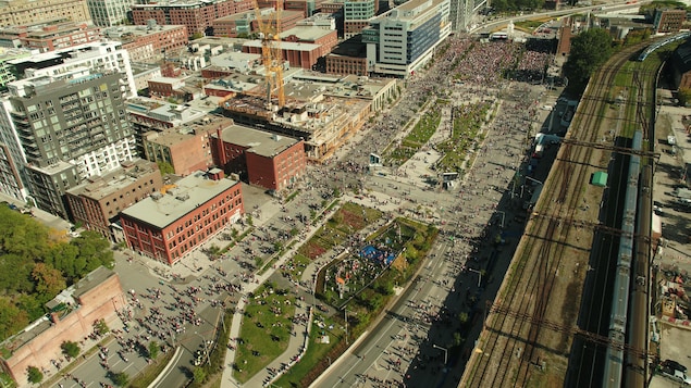 Une vue aérienne à l'arrivée de la manifestation, boulevard Robert-Bourassa.