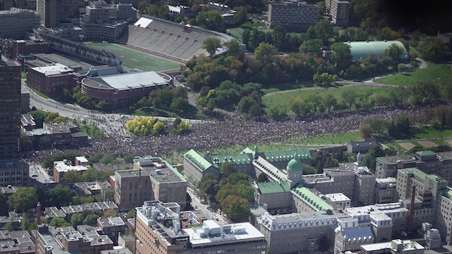 Une vue aérienne de l'avenue du Parc remplie de manifestants.
