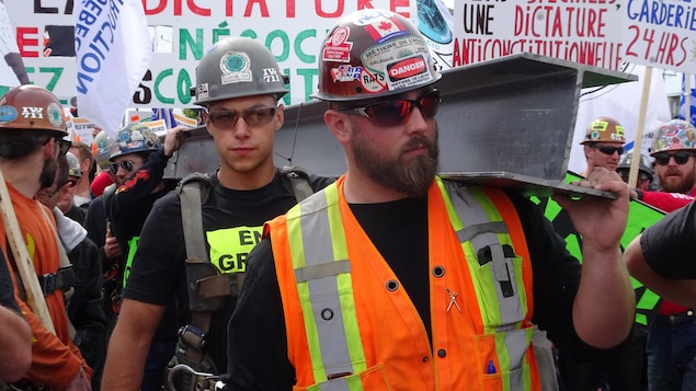 Des travailleurs de la construction en grève générale illimitée manifestent à Montréal, jeudi le 25 mai 2017
