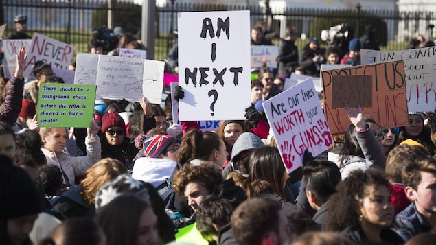 Des milliers de manifestants se sont assis pendant 17 minutes devant la Maison-Blanche en hommage aux 17 victimes de la tuerie de Parkland le 14 mars 2018. Des milliers de manifestants se sont assis pendant 17 minutes devant la Maison-Blanche en hommage aux 17 victimes de la tuerie de Parkland le 14 mars 2018.