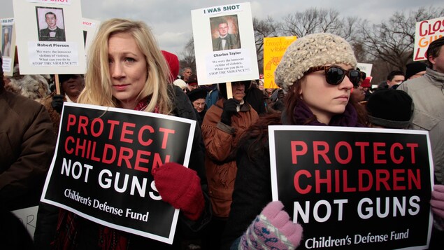 Des milliers de personnes manifestent à Washington en 2013 pour exiger plus de contrôle sur les armes à feu après la tuerie de Newton. Des milliers de personnes manifestent à Washington en 2013 pour exiger plus de contrôle sur les armes à feu après la tuerie de Newton.