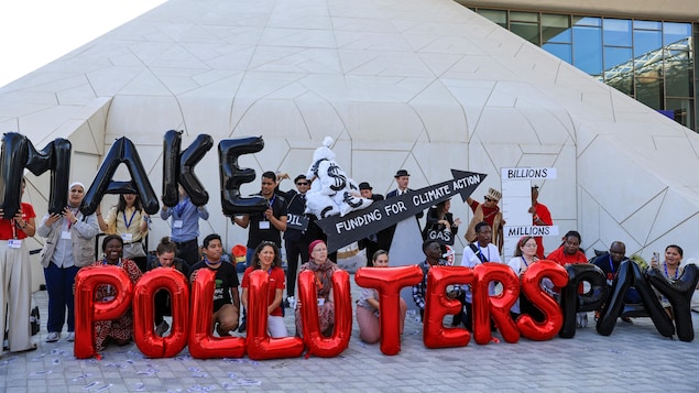 Des militants pour le climat protestent pendant la Conférence des Nations Unies sur le changement climatique COP28.