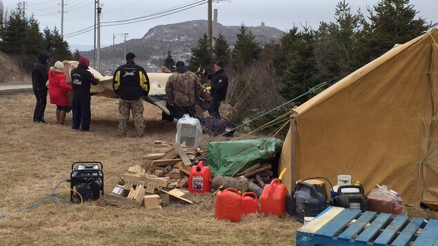 Un campement de fortune aménagé par les manifestants Un campement de fortune aménagé par les manifestants