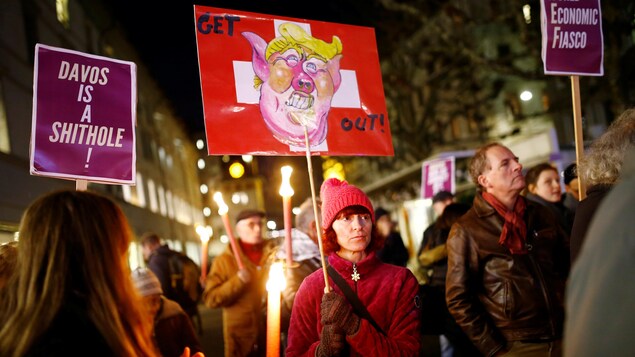 Des manifestants contre la présence de Donald Trump au Forum économique mondial de Davos Des manifestants contre la présence de Donald Trump au Forum économique mondial de Davos