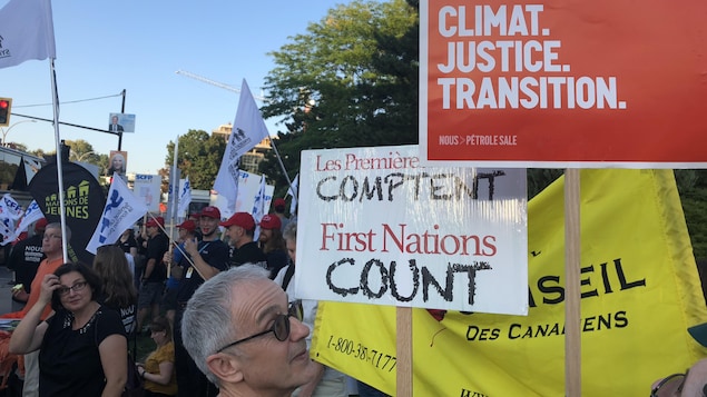 Des manifestants écologistes. Des manifestants écologistes.