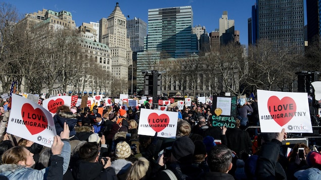 Des manifestant expriment leur opposition au décret sur l'immigration, à New York.