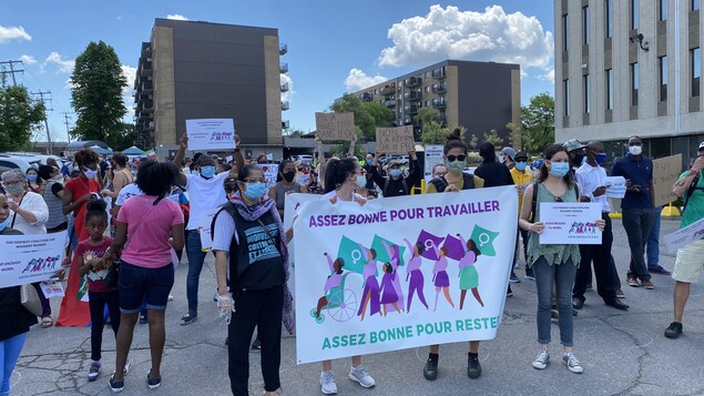 Les manifestants sont rassemblés devant les bureaux du premier ministre Trudeau.