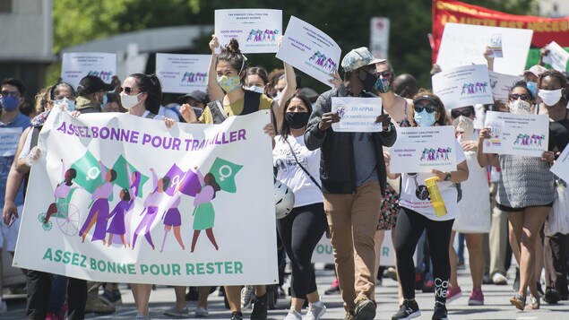 Des gens manifestent.