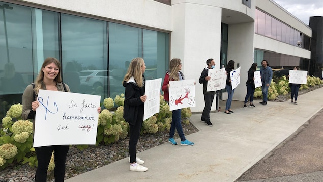 Des doctorants en psychologie manifestent devant le bureau d’Andrée Laforest