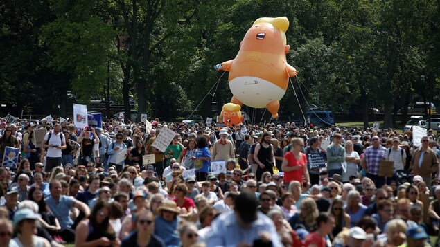 Des manifestants tiennent un ballon dirigeable représentant le président américain Donald Trump comme un bébé encore aux couches lors d'un rassemblement à Édimbourg samedi.