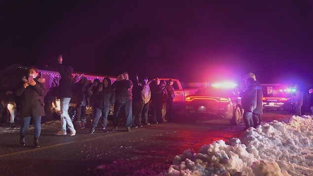 Une vingtaine de manifestants et deux voitures de police lundi soir à Mani-utenam.