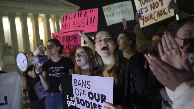 Manifestantes con pancartas ante la Corte Suprema en Estados Unidos.