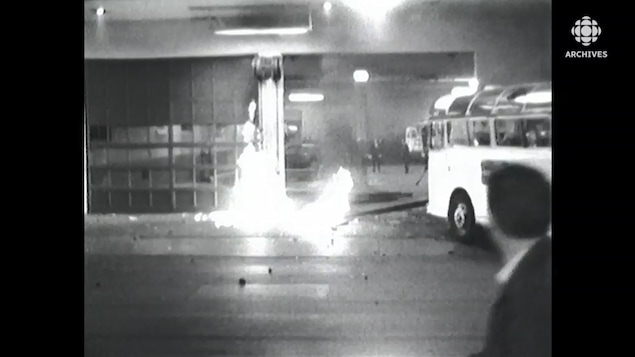 Cocktails Molotov en flammes à l'entrée d'un garage d'autobus.