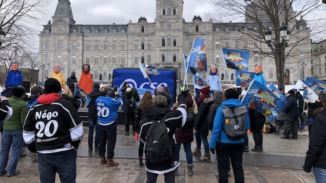 Des enseignants et membres du personnel de soutien devant l'Assemblée nationale, jeudi.