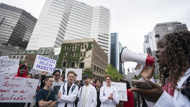 Des étudiants manifestent.