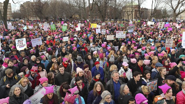 Des milliers de personnes manifestent au Cambridge Common, à Boston. Des milliers de personnes manifestent au Cambridge Common, à Boston.