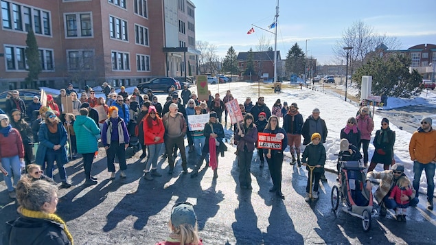 Le milieu culturel manifeste pour un meilleur financement | Radio-Canada