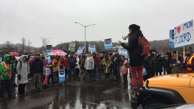 Une personne parle aux manifestants Une personne parle aux manifestants