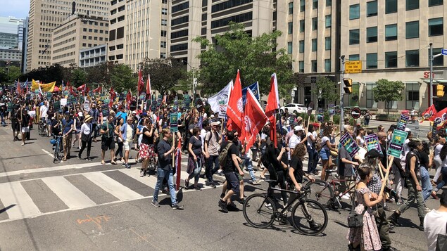 Une foule de manifestants