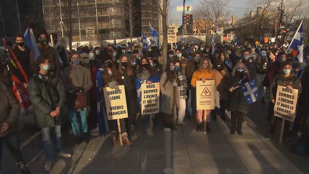 Des manifestants avec des pancartes.