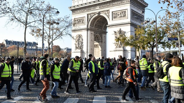 Des manifestants vêtus de gilets jaunes. Des manifestants vêtus de gilets jaunes.